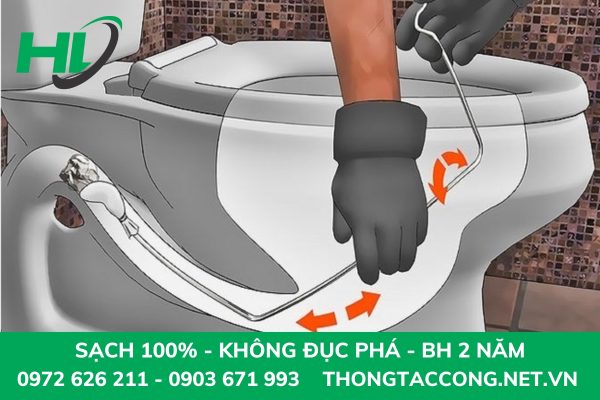 Xử lý bồn cầu nghẹt hơi đơn giản bằng móc quần áo