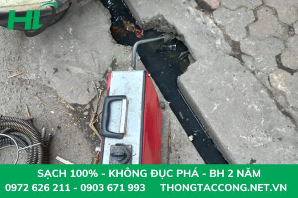 Mật độ cư dân đông khiến cống bị tắc thường xuyên tại khu vực quận Thanh Xuân
