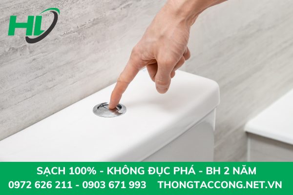 Ấn liên tiếp 2 - 3 lần vào nút xả nước để gây áp lực lên dòng nước để khắc phục trường hợp tắc nghẽn