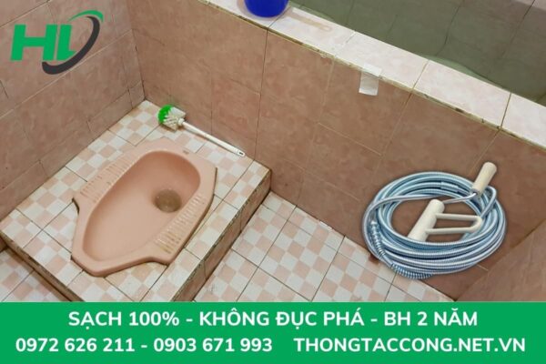 Dùng dây lò xo để thông tắc bồn cầu ngồi xổm