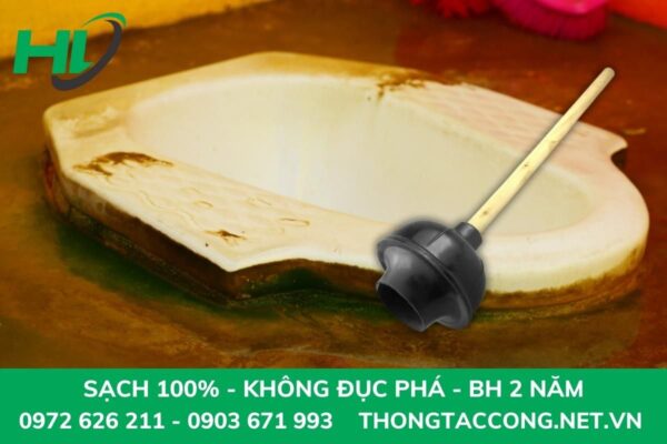 Dùng pittong cao su để thông tắc bồn cầu ngồi xổm