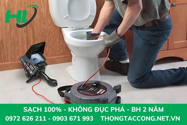 Thông bồn cầu nhanh chóng bằng bơm thụt điện hiện đại
