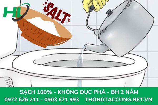 Thông bồn cầu bằng muối và nước nóng