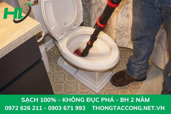 thông tắc bồn cầu bằng máy hút bụi