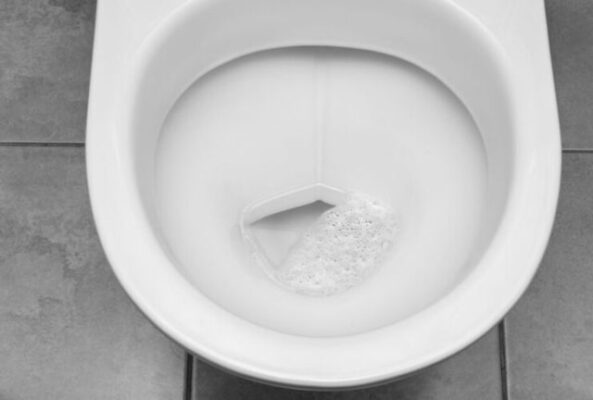 Dấu hiệu hầm cầu đầy khiến nước xuống chậm