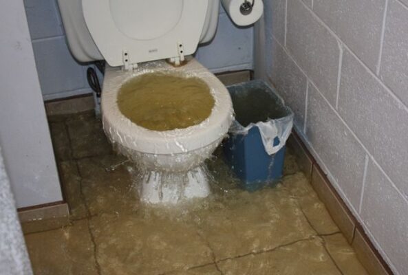 Dấu hiệu hầm cầu đầy khiến nước xuống chậm