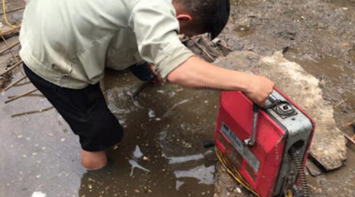 thông tắc cống bằng máy lò xo