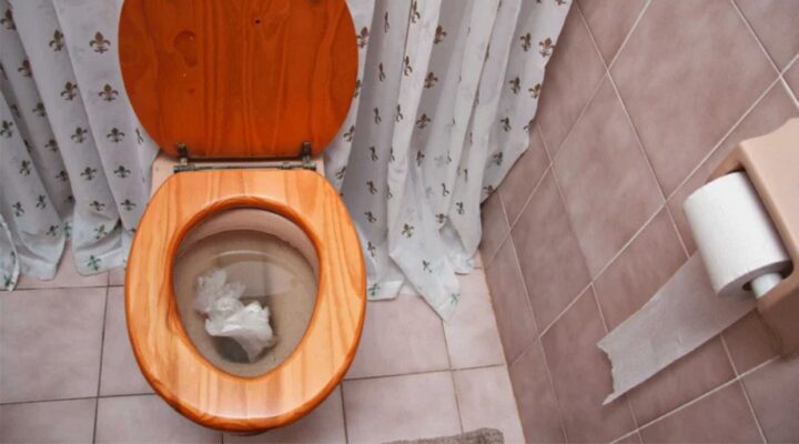 nước thải thoát chậm trong toilet