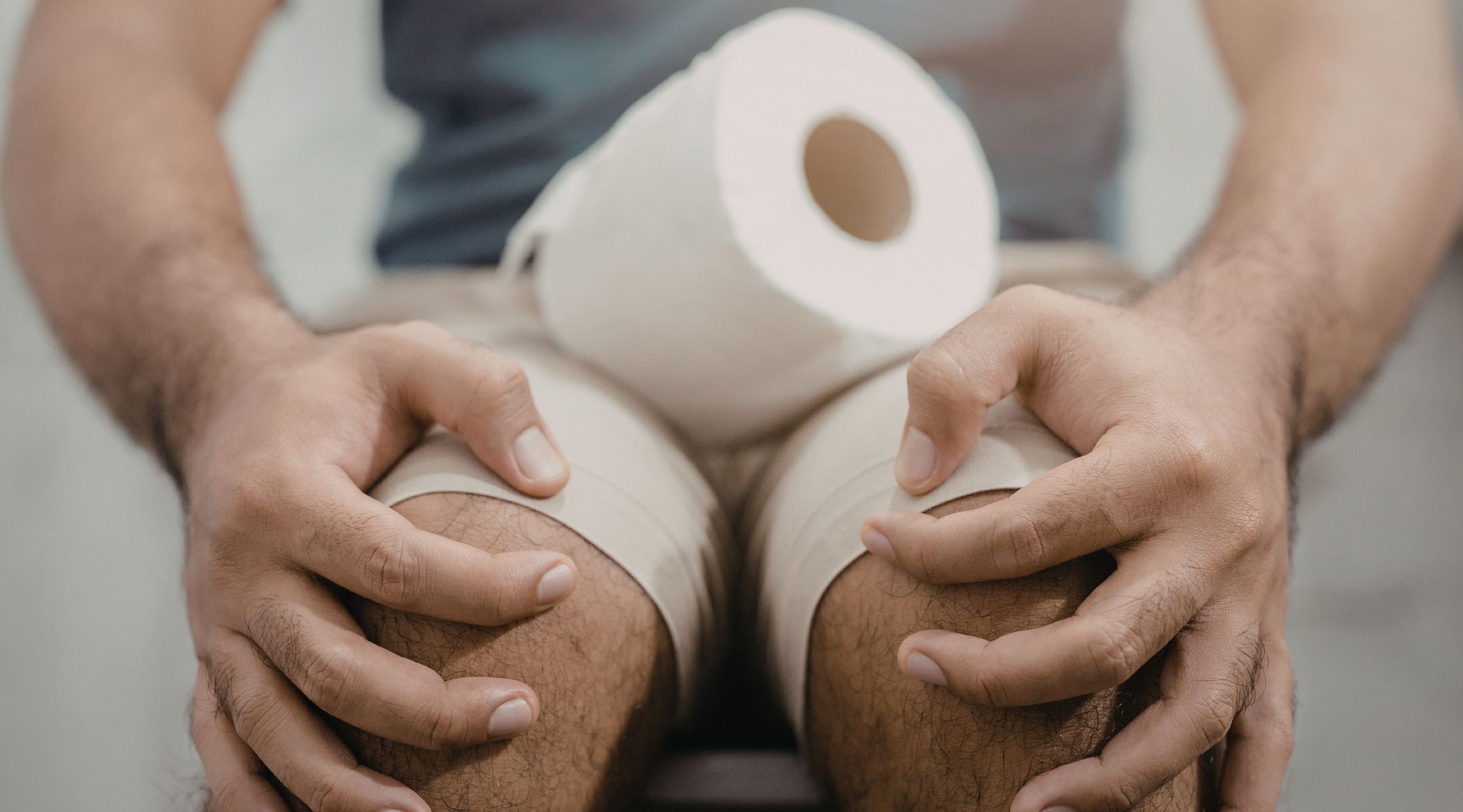 Cách thông bồn cầu bị tắc giấy vệ sinh tại nhà đơn giản